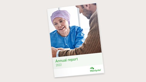 Cover van het geïntegreerde Mölnlycke jaarverslag 2022 met een zorgverlener en sales persoon