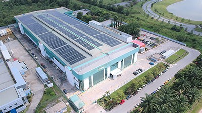 Mölnlycke fabriek in Maleisië met zonnepanelen geïnstalleerd op het dak