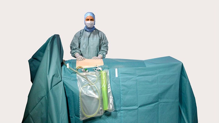 een chirurg gebruikt BARRIER laparoscopieafdeklakens