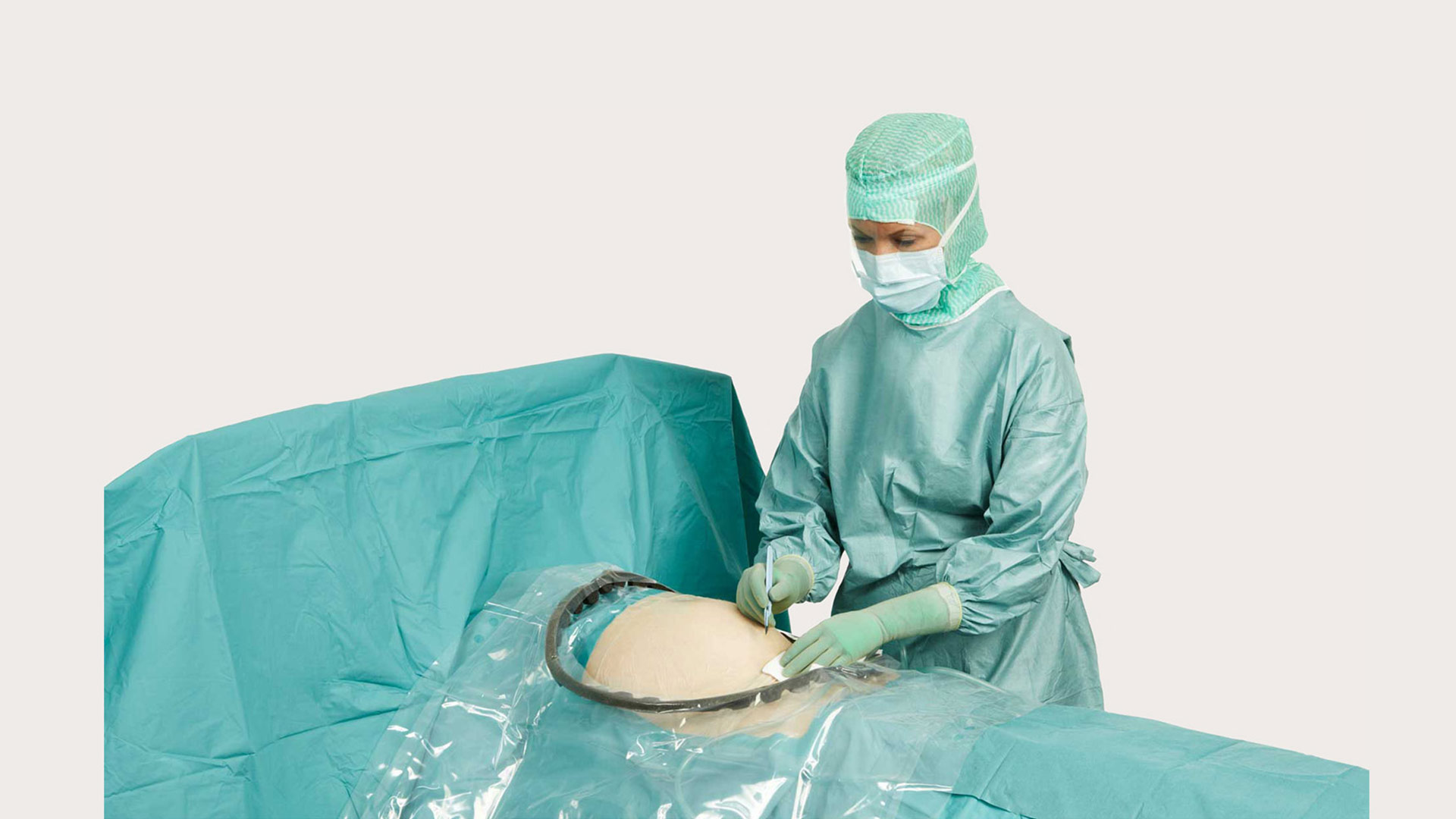 een vrouwelijke chirurg gebruikt BARRIER® afdeklakens voor obstetrie