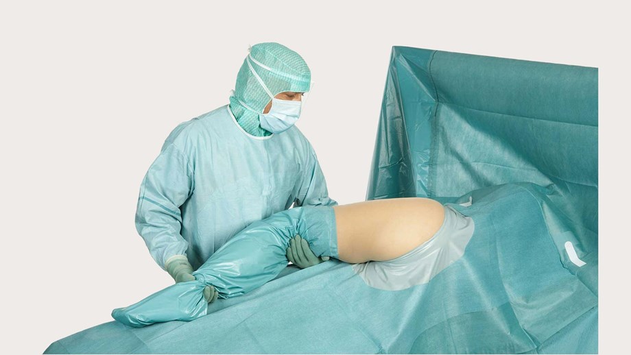 een chirurg gebruikt een BARRIER orthopedisch afdeklaken