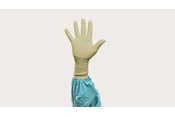 Een hand in Biogel operatiehandschoenen