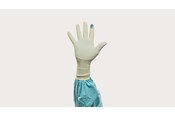Een hand in een Biogel Skinsense Indicator Systeem handschoen