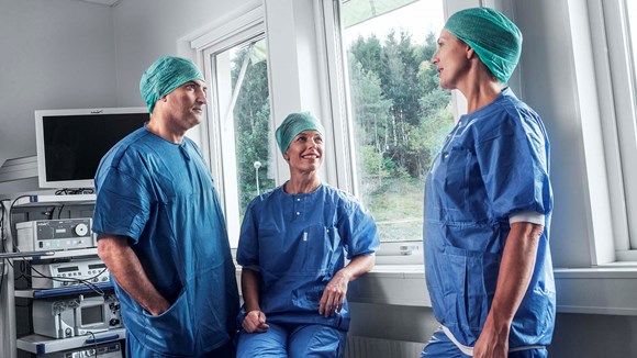 Een team chirurgen aan het werk