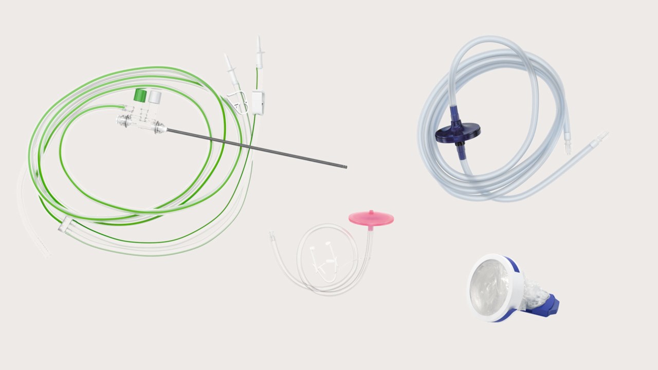 verzameling componenten laparoscopische tray: camerahoes, insufflatieslang, rookfilter