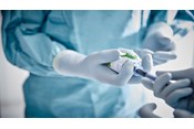 Conceptfoto met Biogel handschoenen en operatiejas