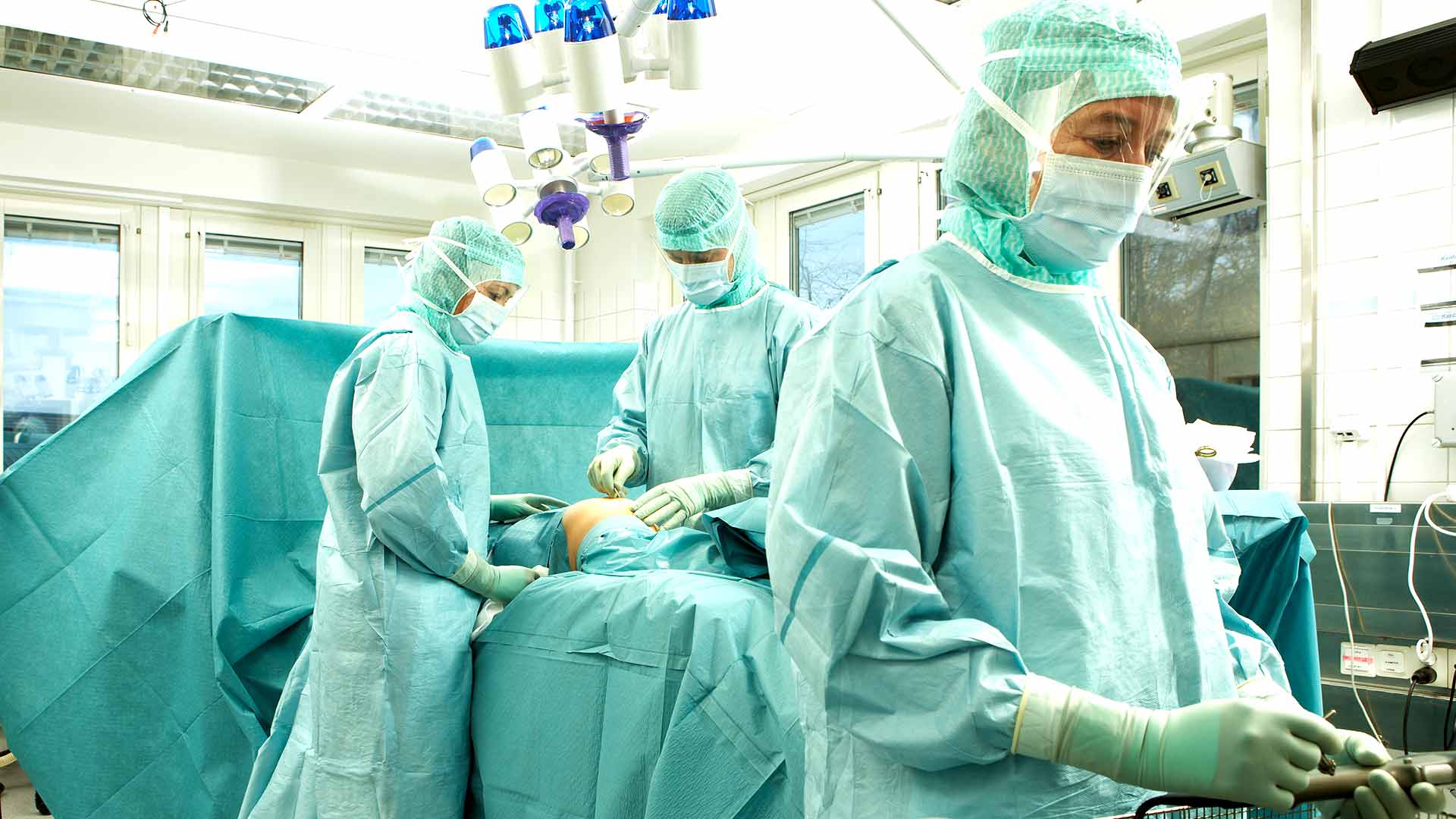 Chirurgen tijdens een operatie in de OK