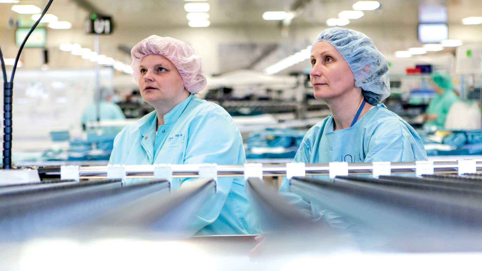 Collega's in een van onze fabrieken in Tsjechië waar Mölnlycke procedure trays gemaakt worden