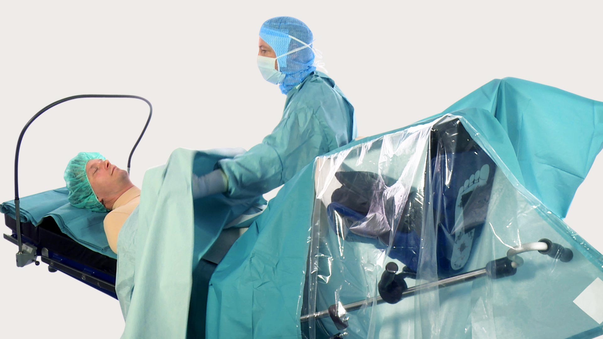 Professionele zorgverlener die een operatie voorbereidt met BARRIER afdeklakens.
