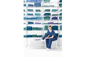vrouwelijke verpleegkundige die een BARRIER omlooppak draagt, gaat een kamer binnen