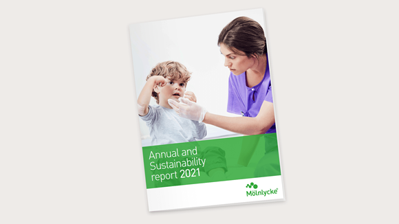Cover van het geïntegreerde Mölnlycke jaar- en duurzaamheidsverslag 2021 met een kinderpatiënt en een verpleegster