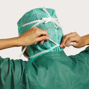 Stap 6 van de instructies medisch operatiemasker – met spatscherm