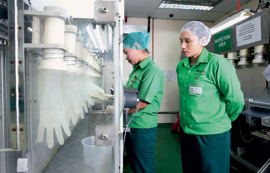 Medewerkers tijdens de productie van handschoenen
