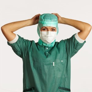 Stap 5 van de instructies medisch operatiemasker – met knooplinten