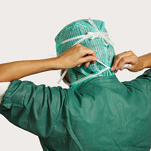 Stap 6 van de instructies medisch operatiemasker – met spatscherm