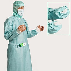 Professionele zorgverlener toont stap 3 van het aantrekken van een operatiejas